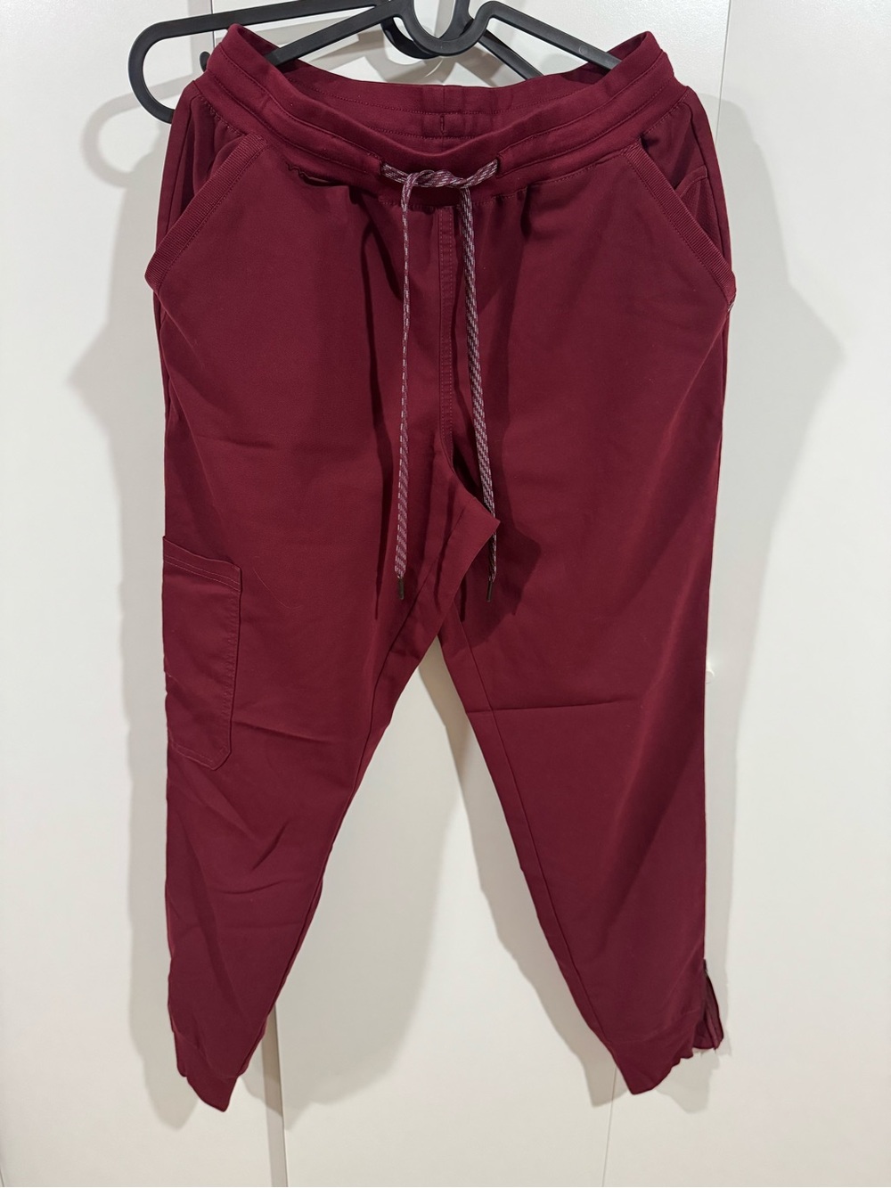 Jaanuu Women's V-Neck Scrub Top and joggers pants set in Wine ( small) - Picture 4 of 6